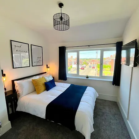 Crestfield House - Stunning Home Near Alton Towers - Free Parking & Garden Stoke-on-Trent Exterior photo