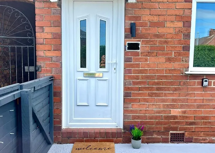 Crestfield House - Stunning Home Near Alton Towers - Free Parking & Garden