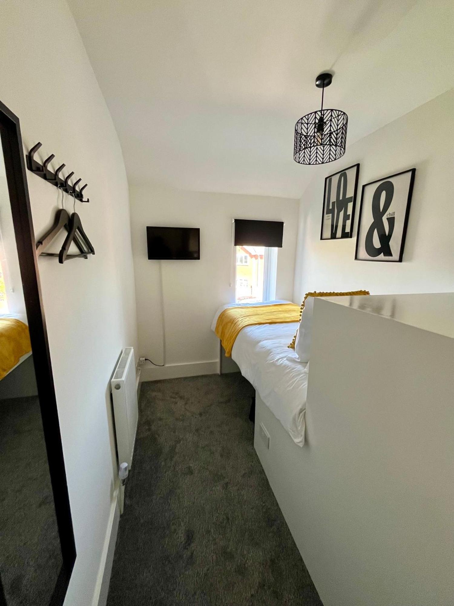 Crestfield House - Stunning Near Alton Towers - Free Parking & Garden Holiday home Stoke-on-Trent