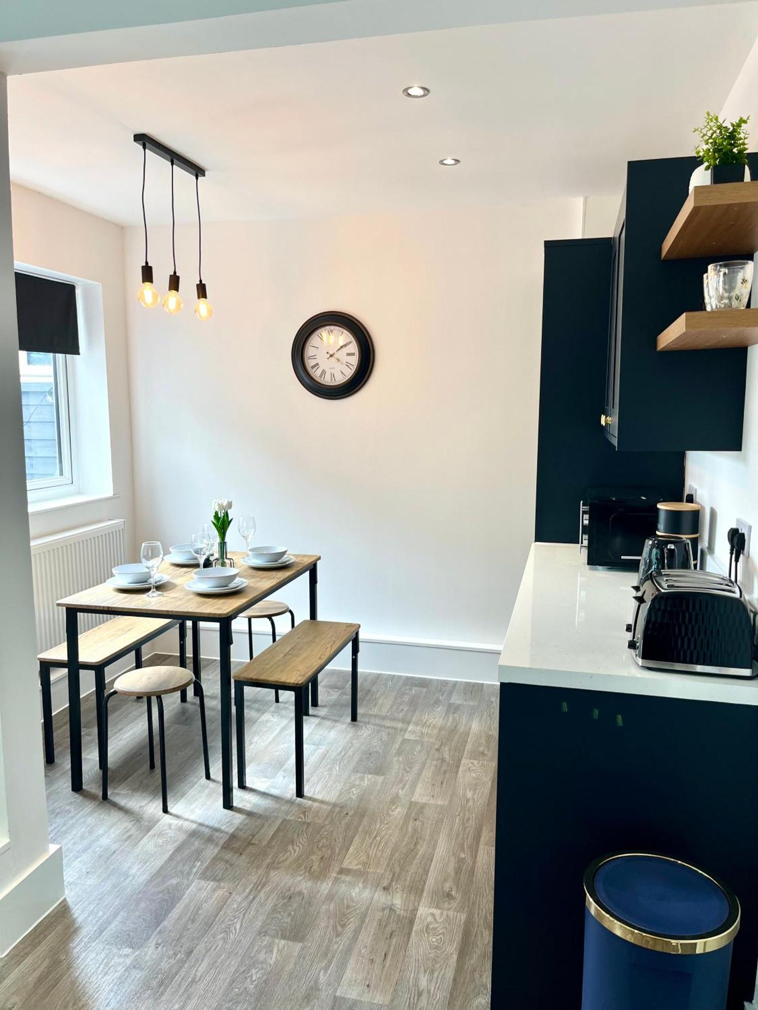 Crestfield House - Stunning Near Alton Towers - Free Parking & Garden * Stoke-on-Trent
