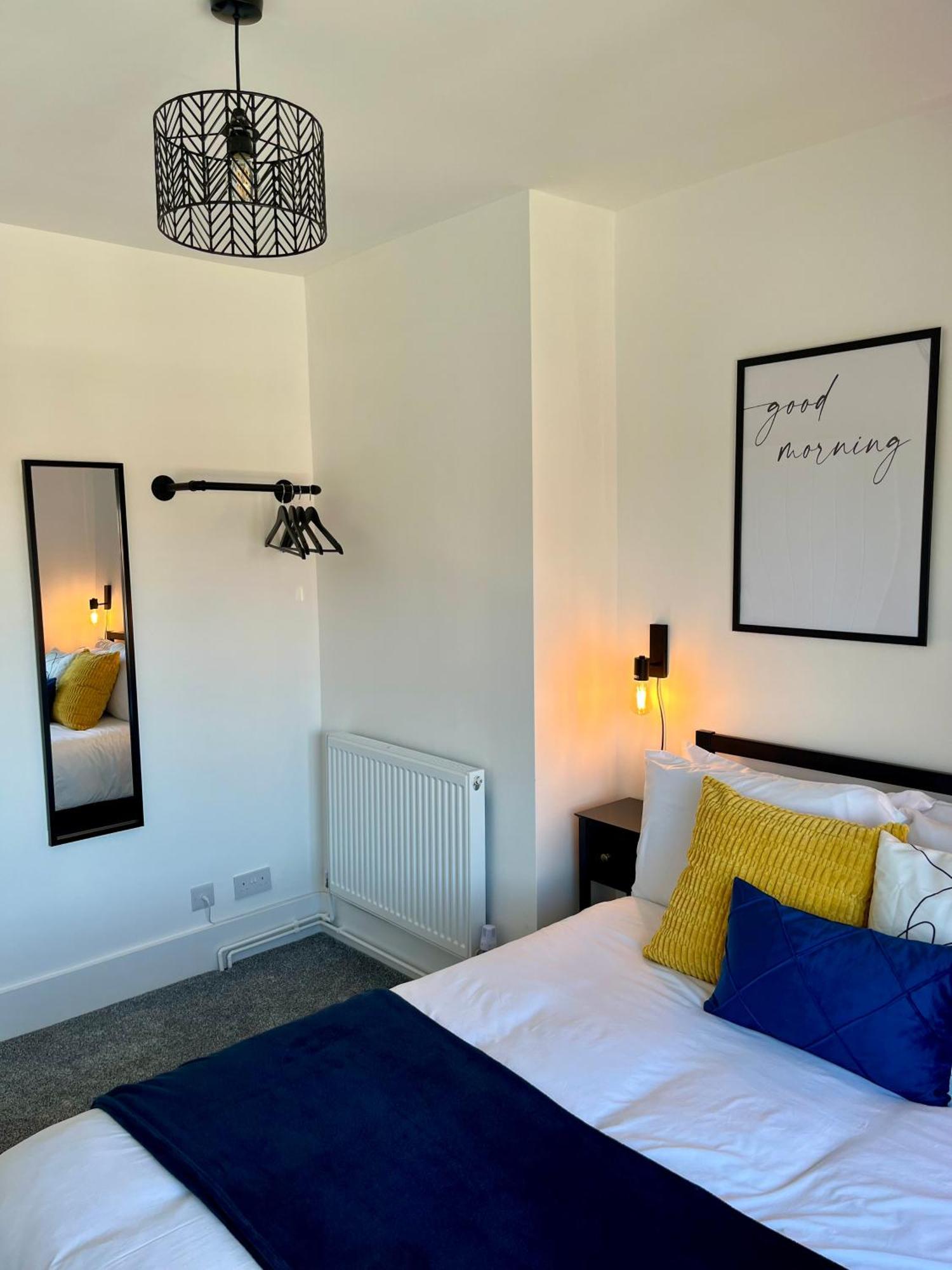Crestfield House - Stunning Near Alton Towers - Free Parking & Garden Holiday home Stoke-on-Trent