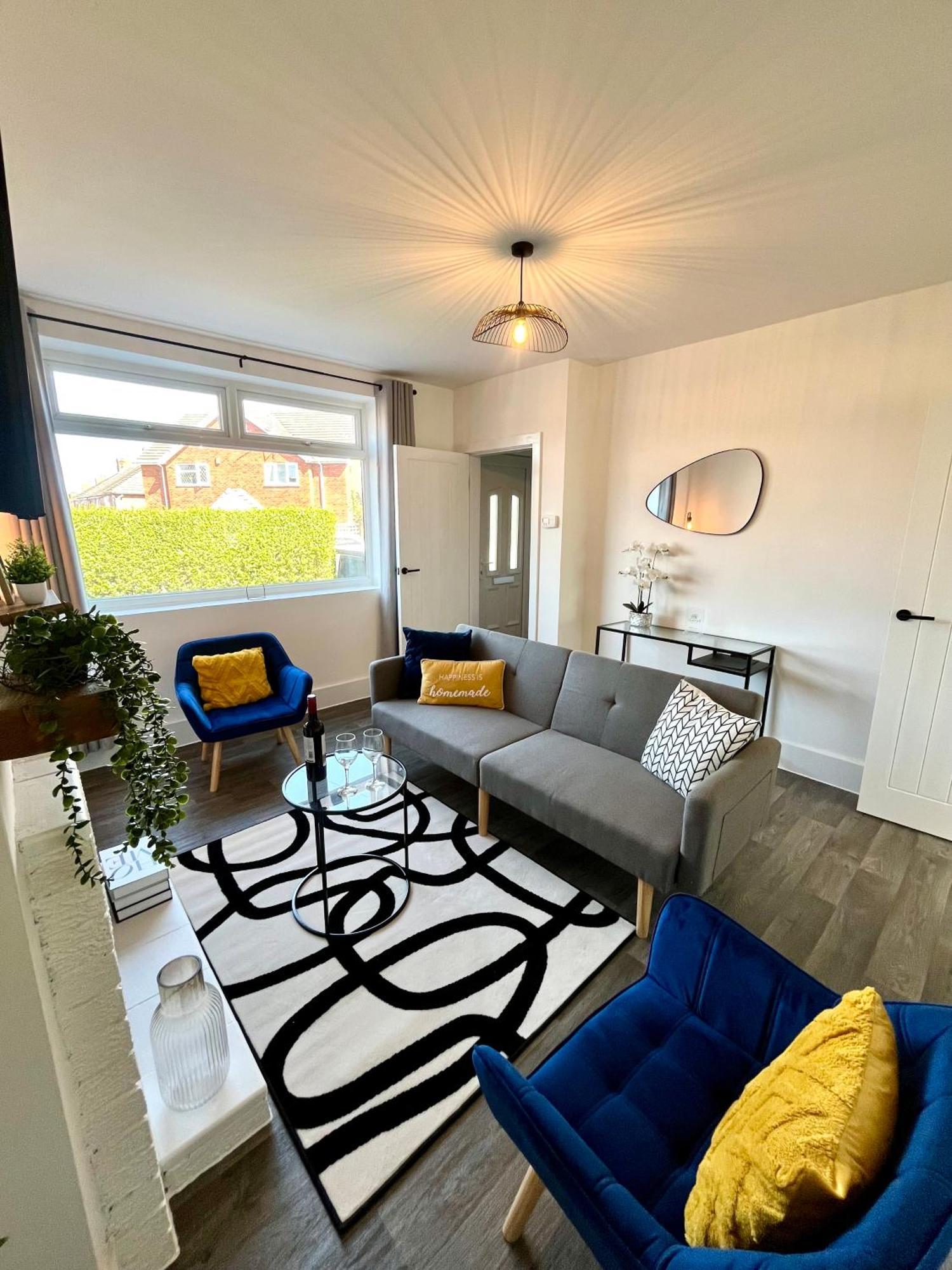 Crestfield House - Stunning Near Alton Towers - Free Parking & Garden Stoke-on-Trent