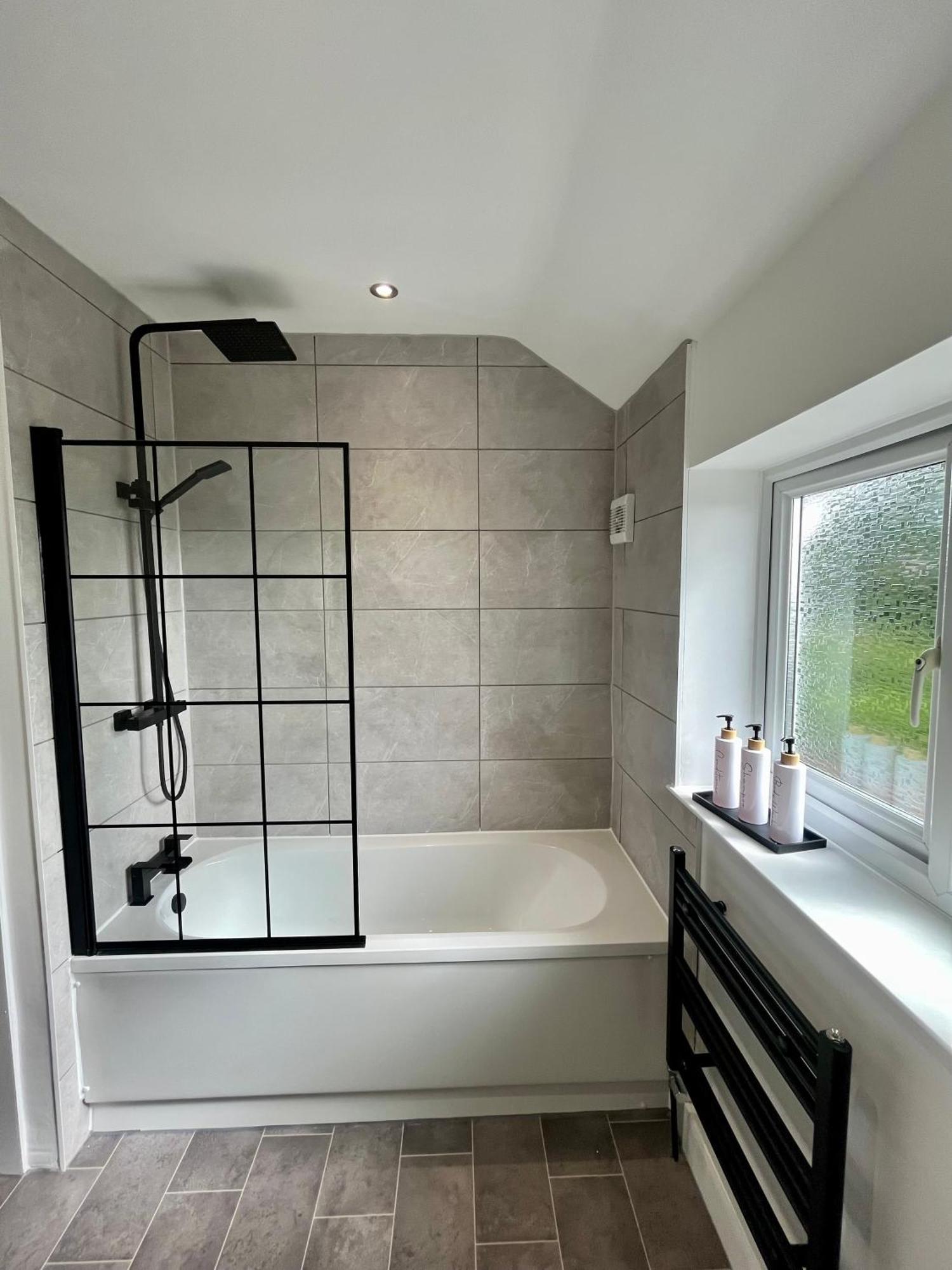 Crestfield House - Stunning Near Alton Towers - Free Parking & Garden
