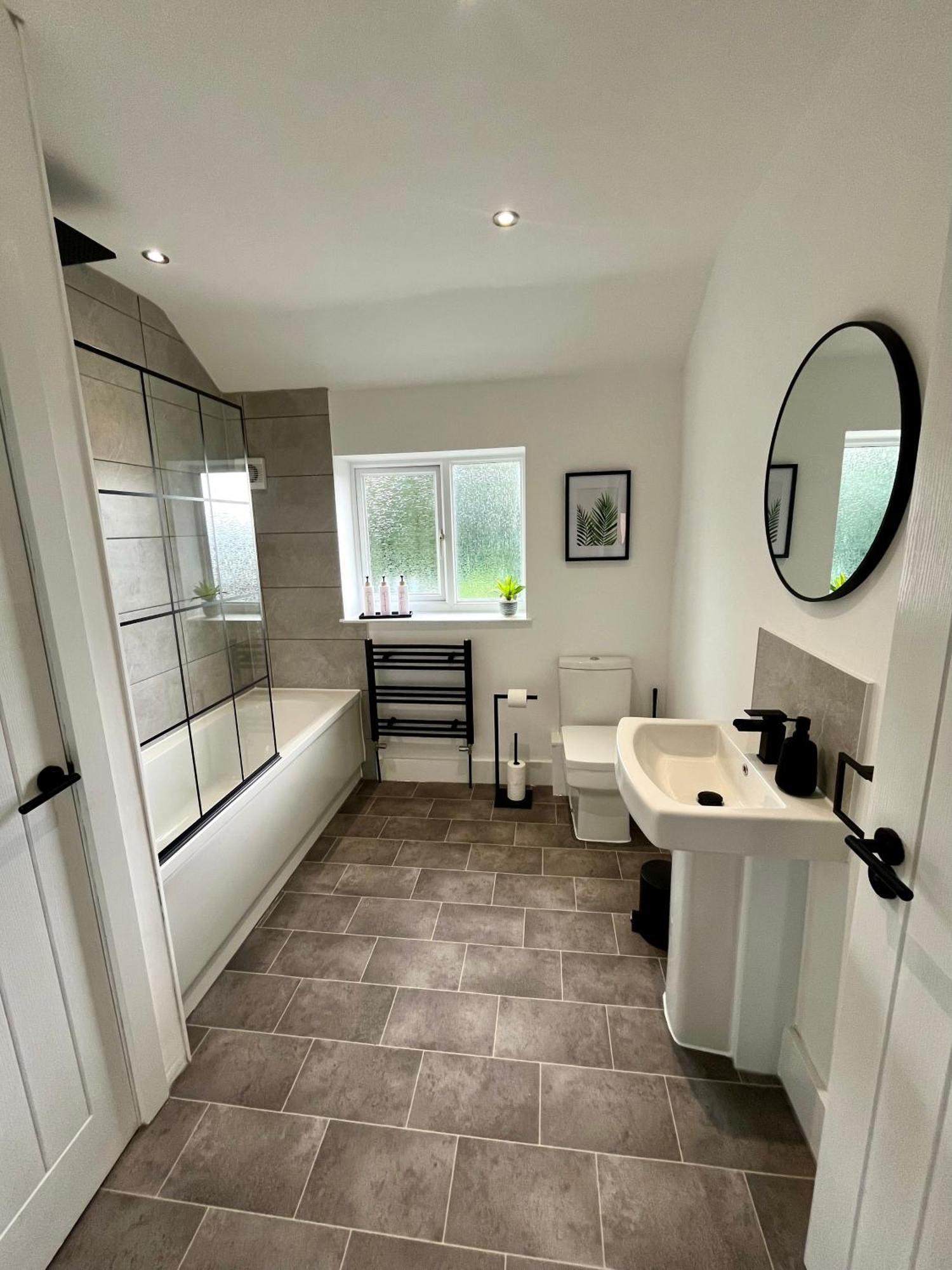 Casa de Férias Crestfield House - Stunning Near Alton Towers - Free Parking & Garden