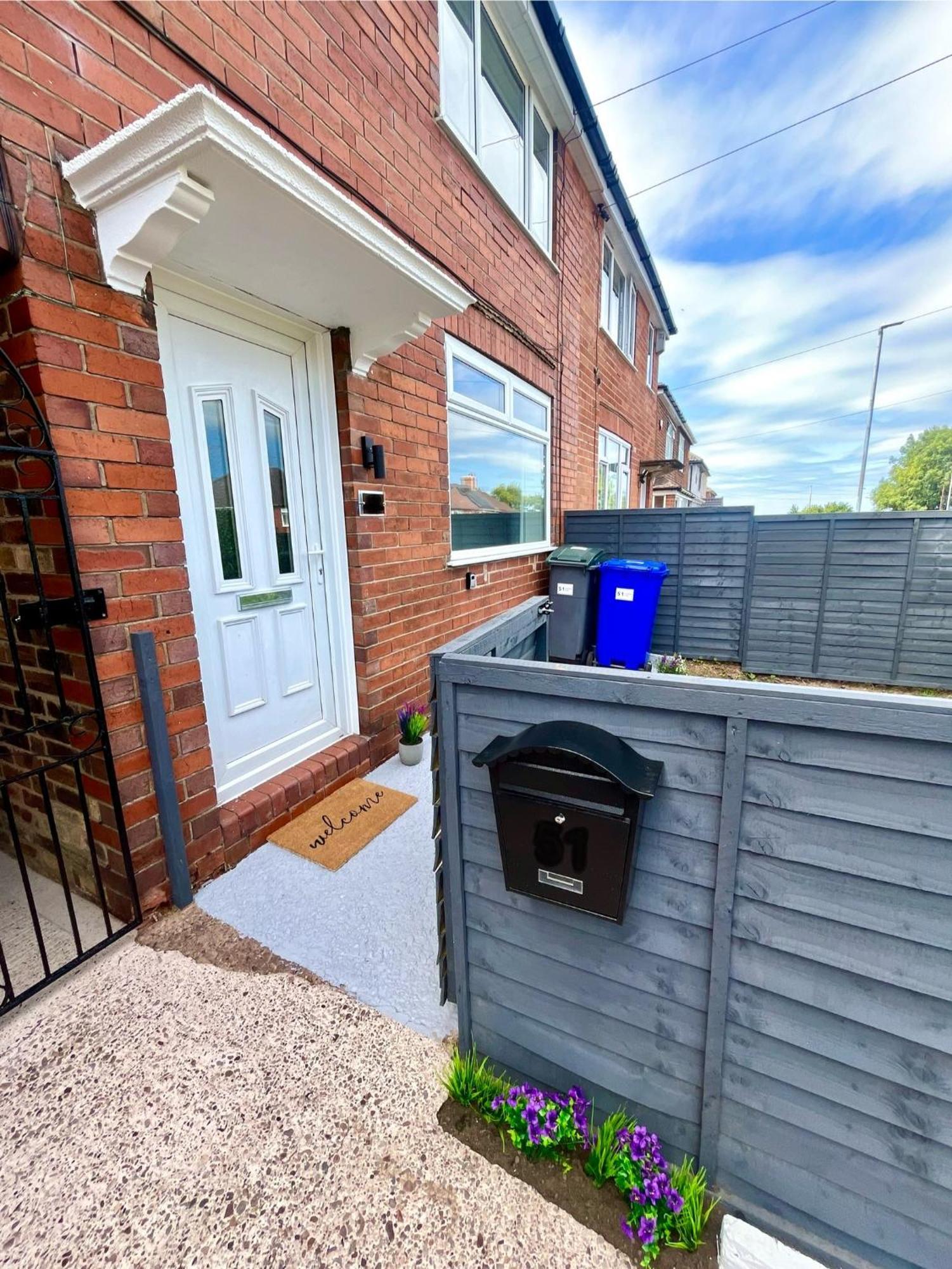 Crestfield House - Stunning Near Alton Towers - Free Parking & Garden * Stoke-on-Trent